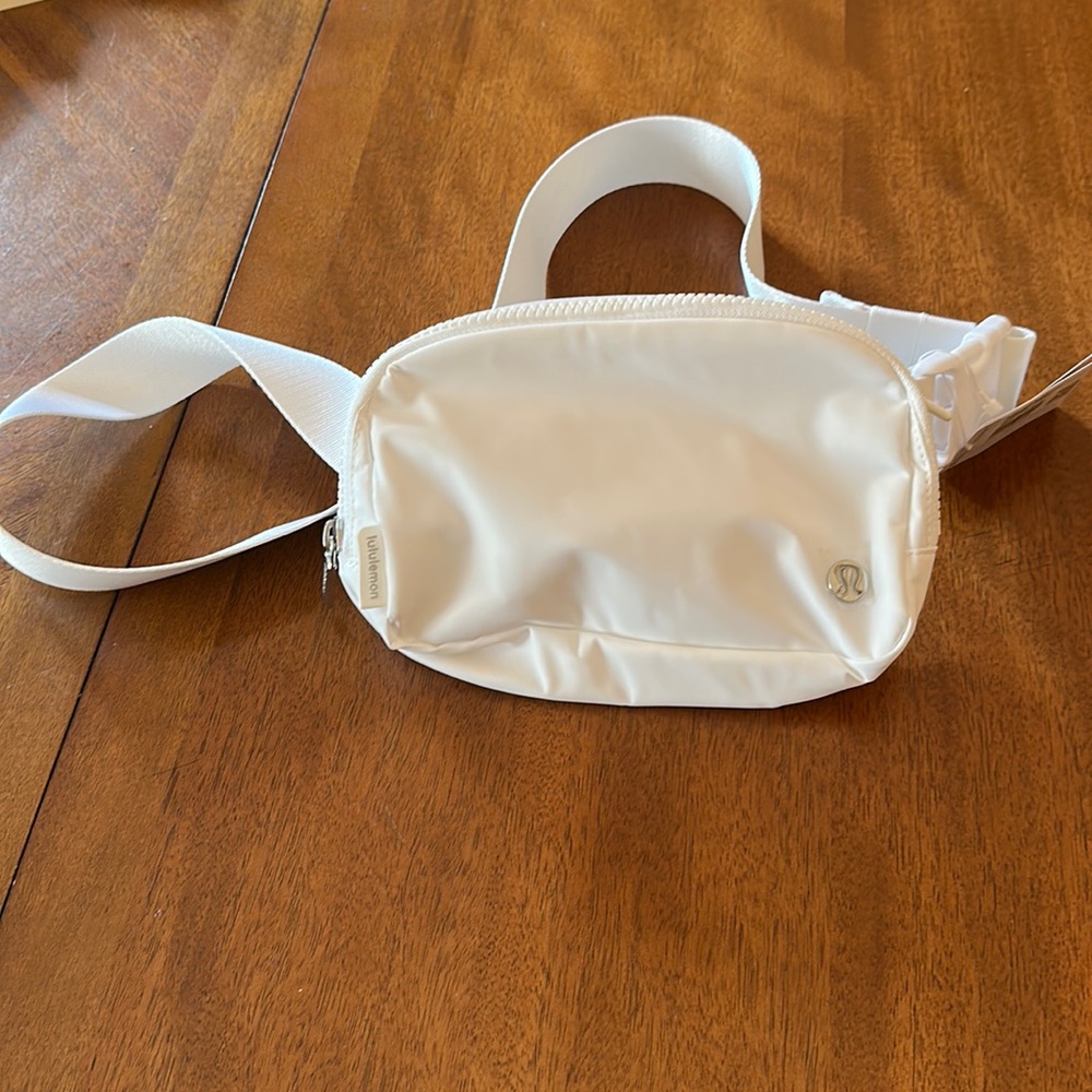 Lululemon everywhere Belt Bag in White 1L